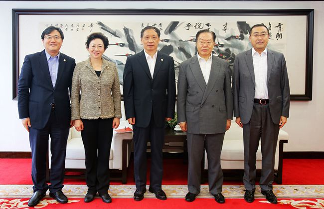 集團領(lǐng)導(dǎo)與國家旅游局局長李金早一行舉行會談（圖）