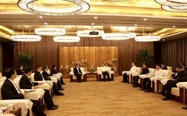 集團領導與陜西省政府胡和平省長舉行會談（圖）