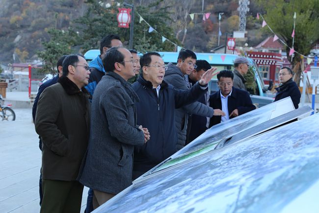 11、張學(xué)武董事長考察迪慶州阿墩子古城規(guī)劃建設(shè)情況_副本.jpg