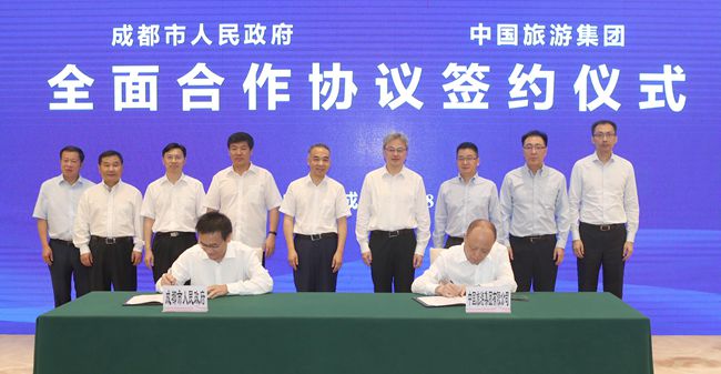 銳平書記會(huì)見中國旅游集團(tuán)董事長萬敏并出席簽約儀式7_副本.jpg