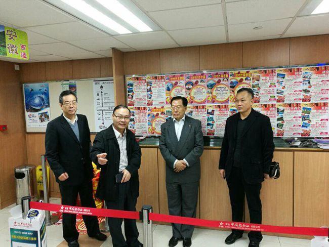 集團(tuán)領(lǐng)導(dǎo)春節(jié)前看望一線員工（圖）