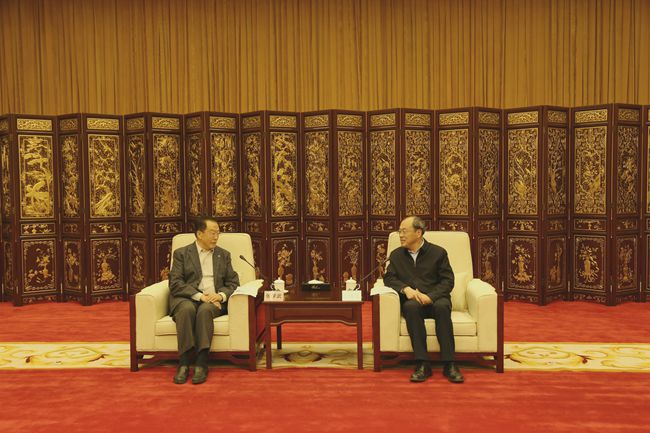 集團主要領導與雲(yún)南省政府領導舉行會談並簽署戰(zhàn)略合作框架協(xié)議（圖）