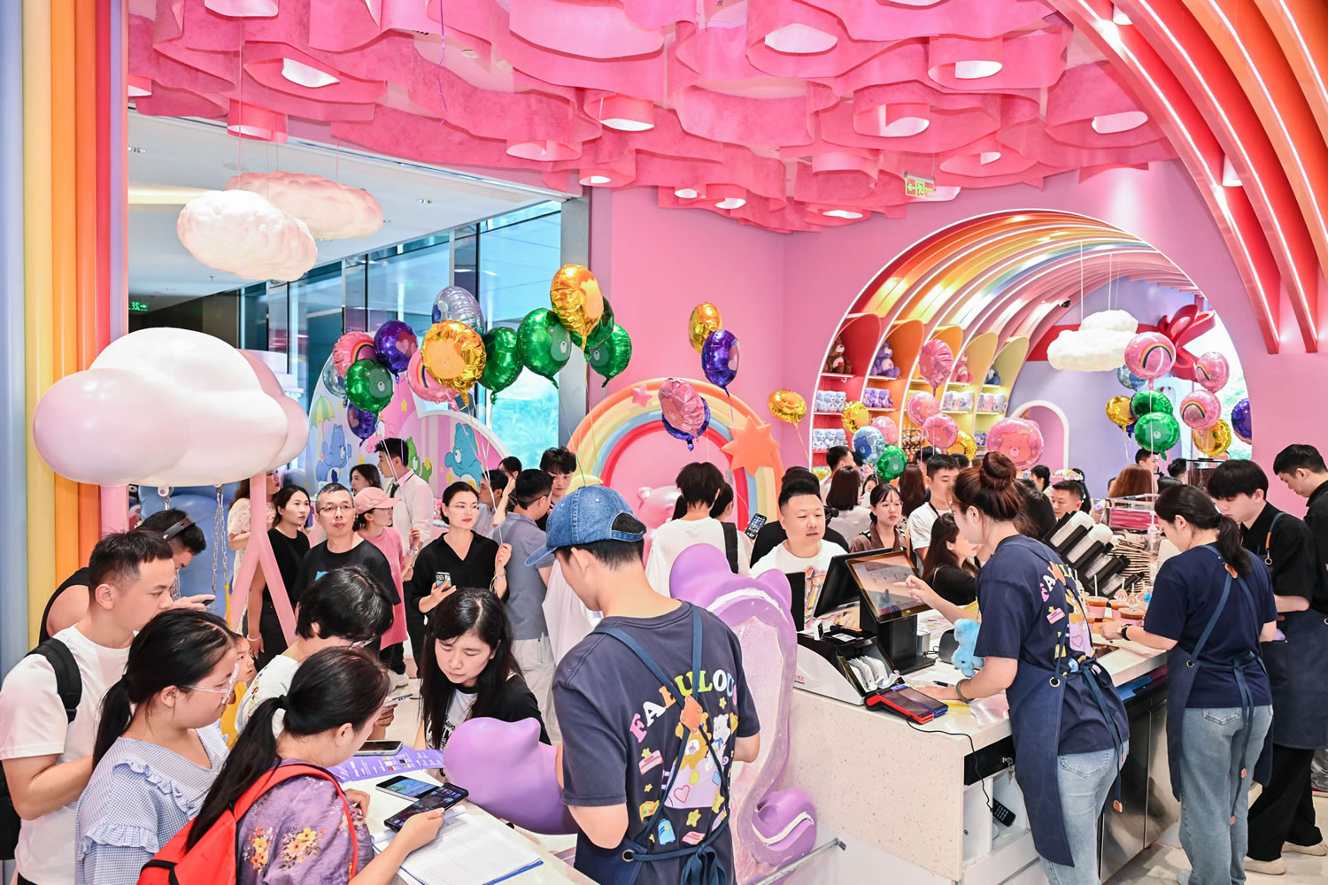 cdf三亞國際免稅城攜手Care Bears打造沉浸式消費(fèi)新場(chǎng)景 暑期親子游熱潮再升溫